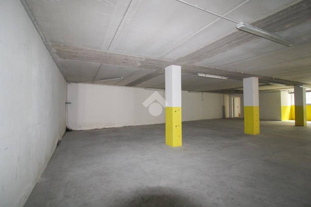 locale commerciale in vendita ad Osio Sotto