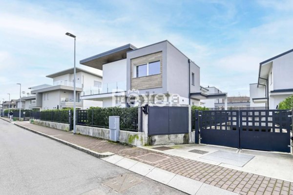 casa indipendente in vendita ad Osio Sotto