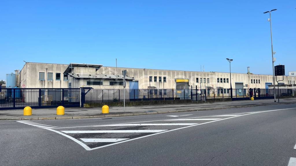 capannone in vendita ad Osio Sotto