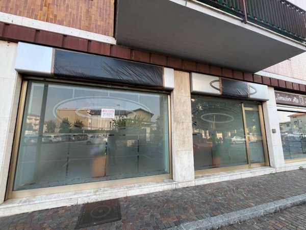 negozio in vendita ad Osio Sotto