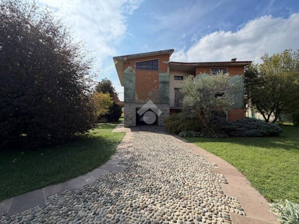 casa indipendente in vendita ad Osio Sotto