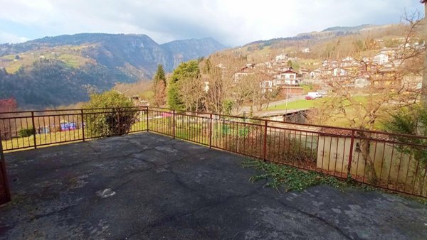 casa indipendente in vendita a Parre