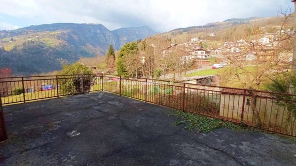 casa indipendente in vendita a Parre