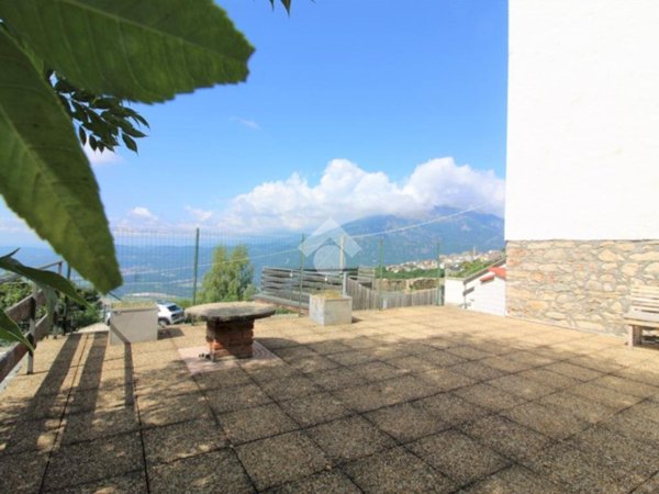 casa semindipendente in vendita ad Andrate