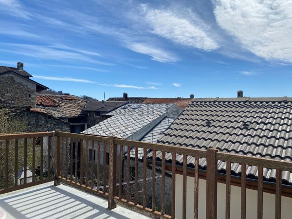 casa semindipendente in vendita ad Andrate