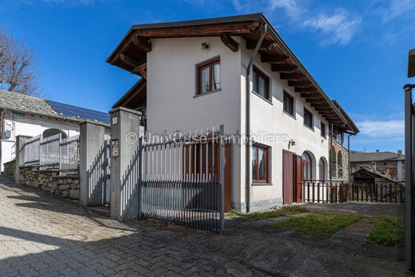 casa semindipendente in vendita ad Andrate