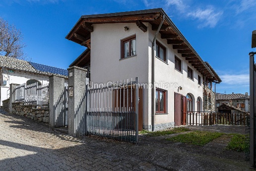casa semindipendente in vendita ad Andrate