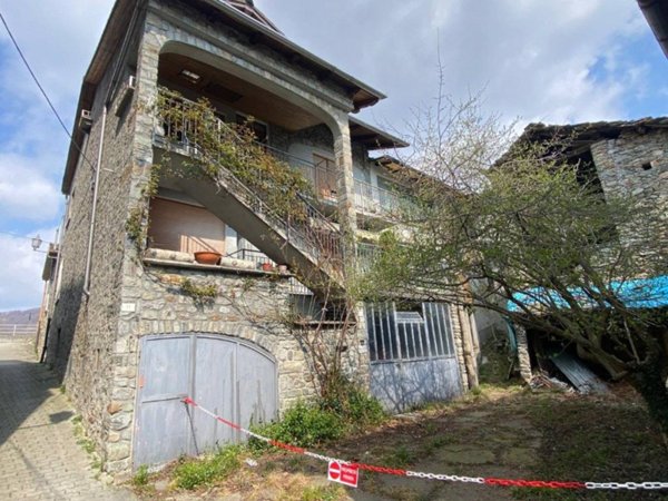 casa indipendente in vendita ad Andrate