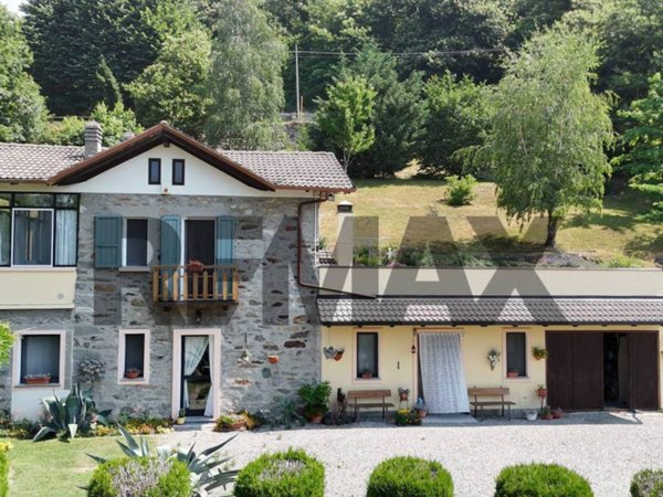 casa indipendente in vendita ad Andrate