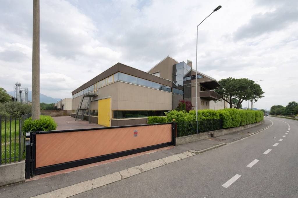 locale commerciale in vendita a Pedrengo