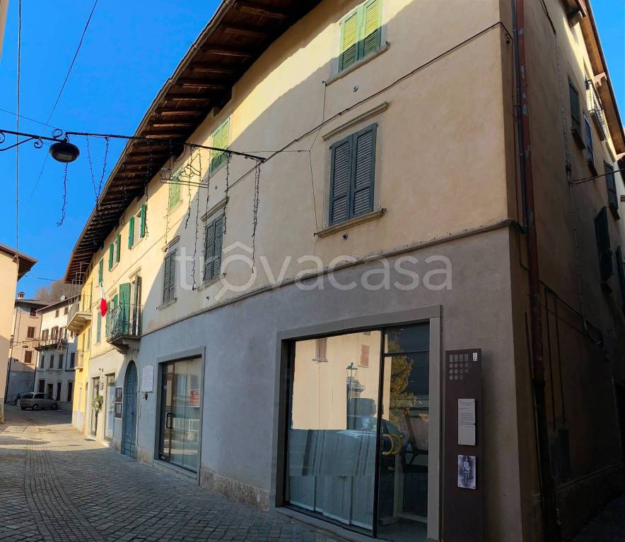 negozio in vendita a Piazza Brembana