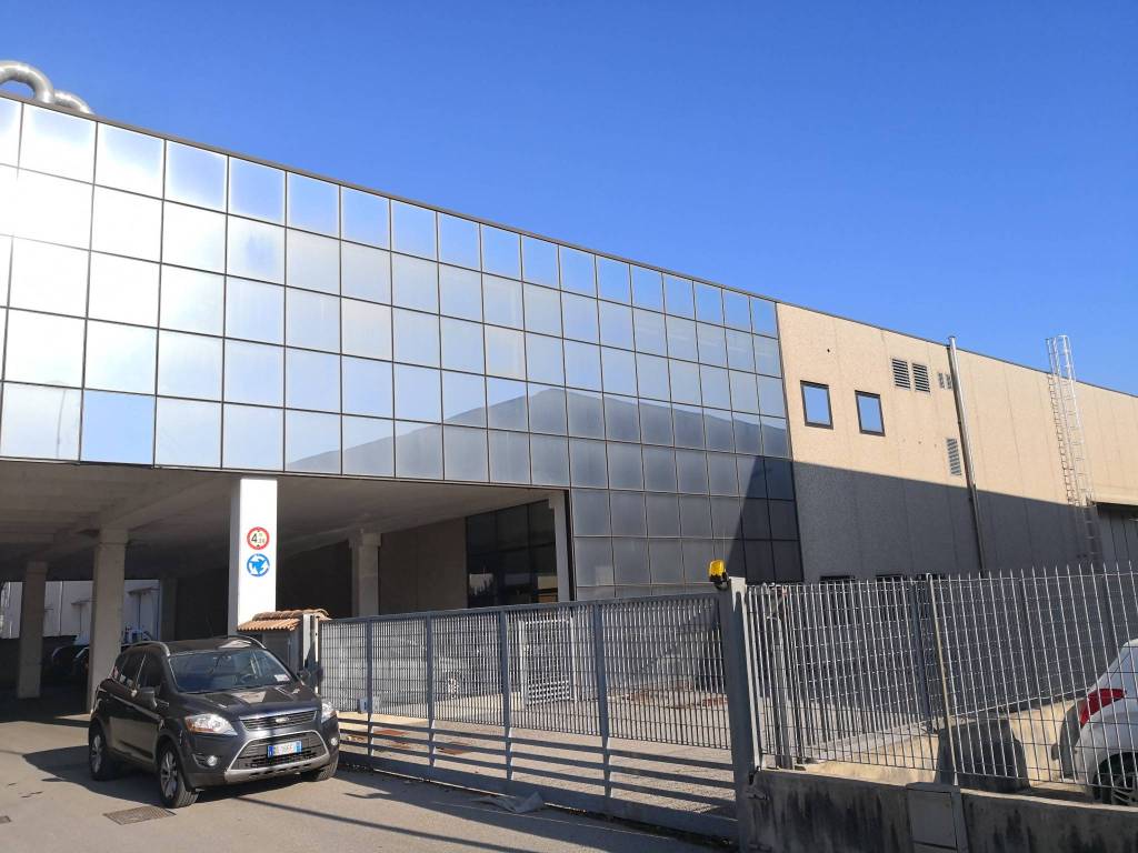 locale commerciale in vendita a Pognano