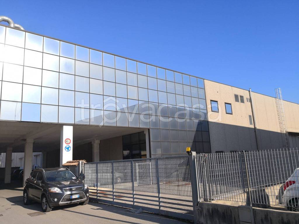 locale commerciale in vendita a Pognano