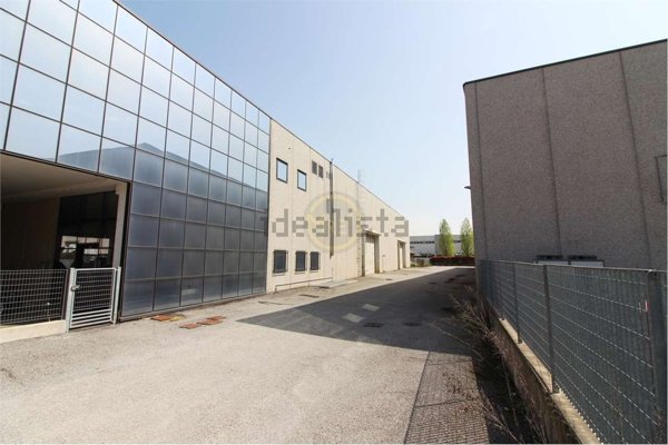 locale di sgombero in vendita a Pognano
