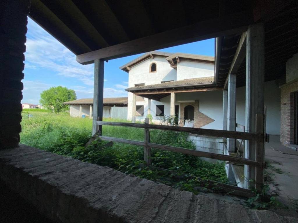 casa indipendente in vendita a Pognano