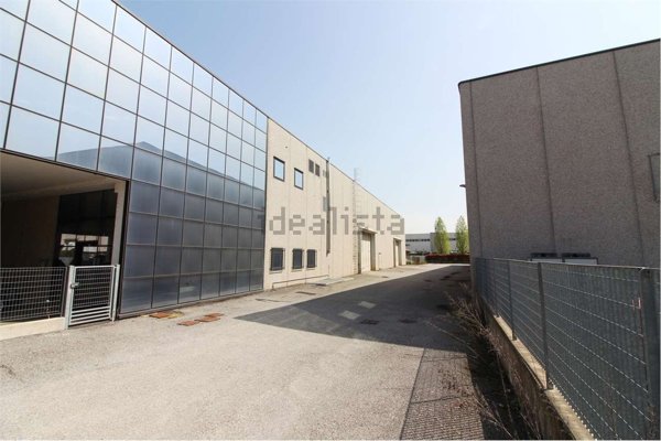 locale di sgombero in vendita a Pognano