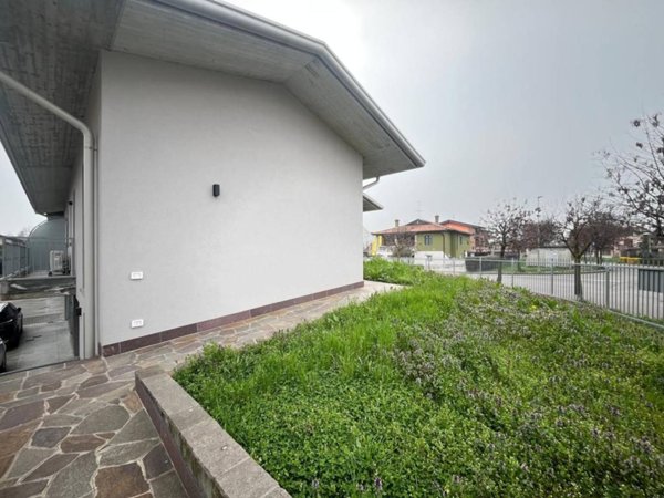 casa indipendente in vendita a Pognano
