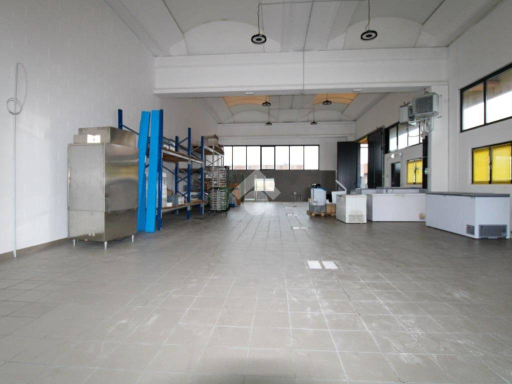 locale commerciale in vendita a Ponte San Pietro