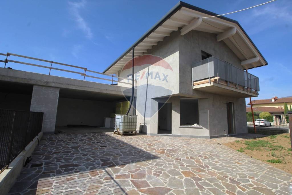 casa indipendente in vendita a Ponte San Pietro in zona Locate