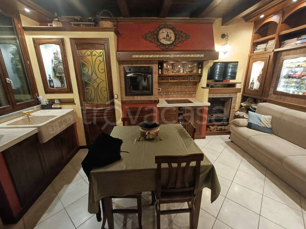appartamento in vendita a Ponte San Pietro in zona Locate
