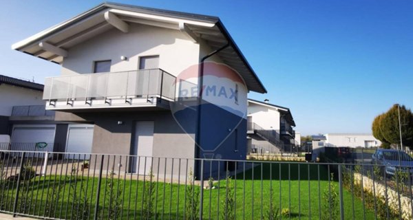 casa indipendente in vendita a Ponte San Pietro in zona Locate
