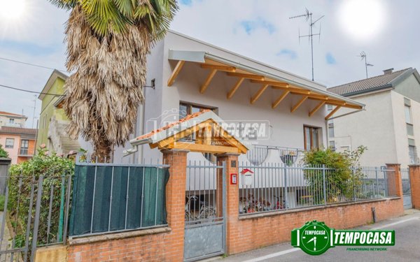 casa indipendente in vendita a Ponte San Pietro in zona Locate