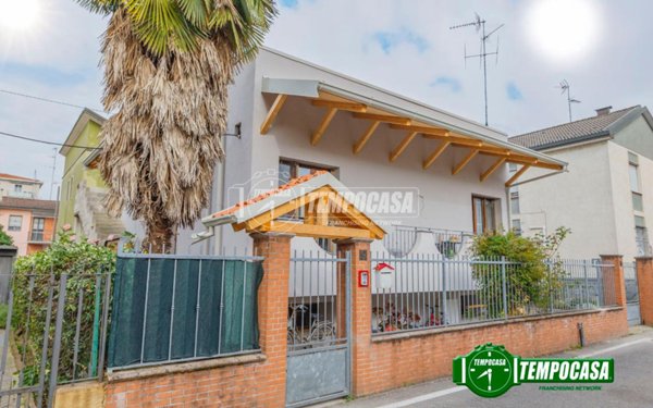 casa indipendente in vendita a Ponte San Pietro in zona Locate