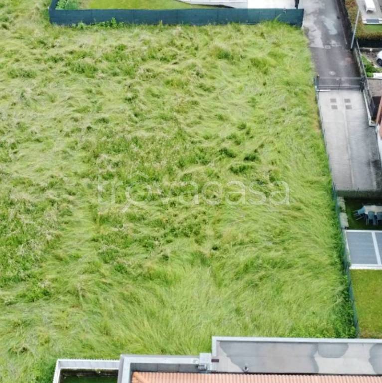 terreno edificabile in vendita a Ponte San Pietro in zona Locate