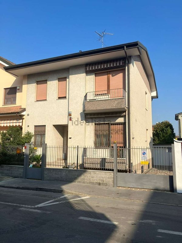 casa indipendente in vendita a Ponte San Pietro in zona Locate