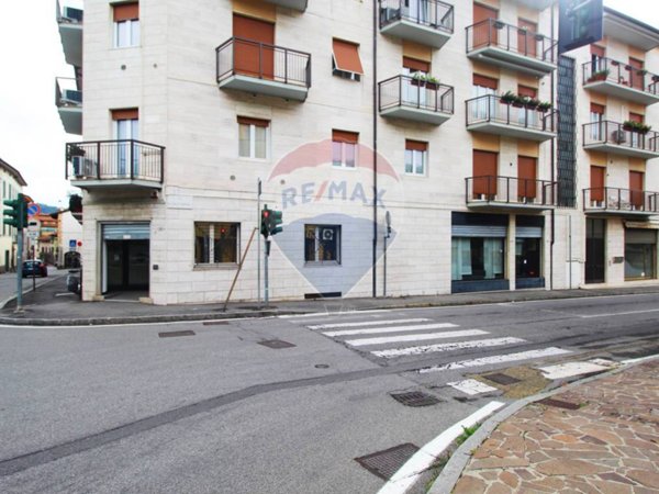 negozio in vendita a Ponte San Pietro