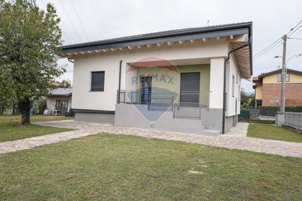 casa indipendente in vendita a Ponte San Pietro in zona Locate