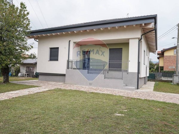 casa indipendente in vendita a Ponte San Pietro in zona Locate