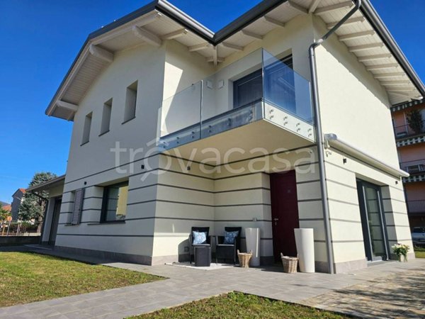 casa indipendente in vendita a Ponte San Pietro in zona Locate