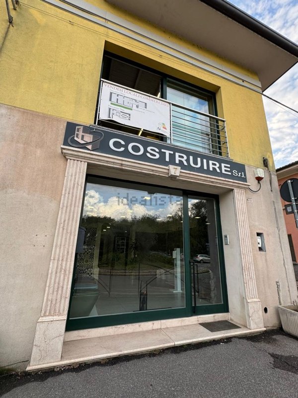 locale commerciale in vendita a Ponte San Pietro in zona Locate