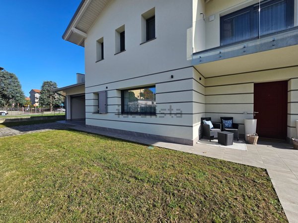 casa indipendente in vendita a Ponte San Pietro in zona Locate