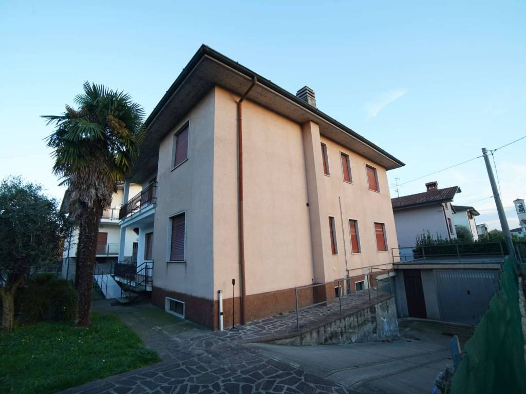 casa indipendente in vendita a Ponte San Pietro in zona Locate