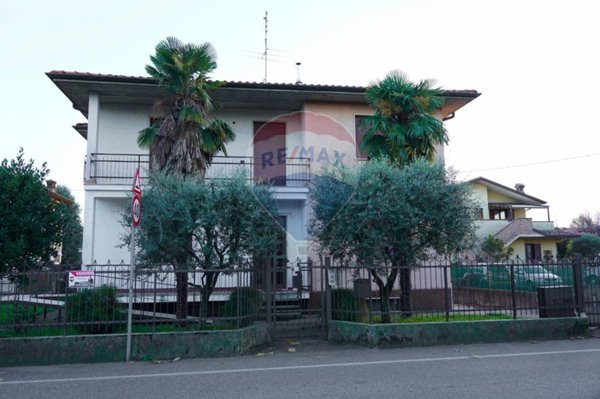 casa indipendente in vendita a Ponte San Pietro in zona Locate