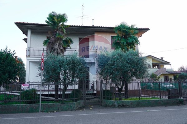 casa indipendente in vendita a Ponte San Pietro in zona Locate