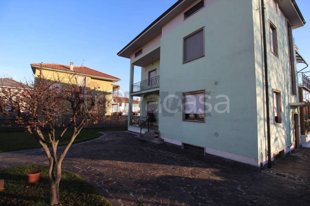 casa indipendente in vendita a Ponte San Pietro in zona Locate