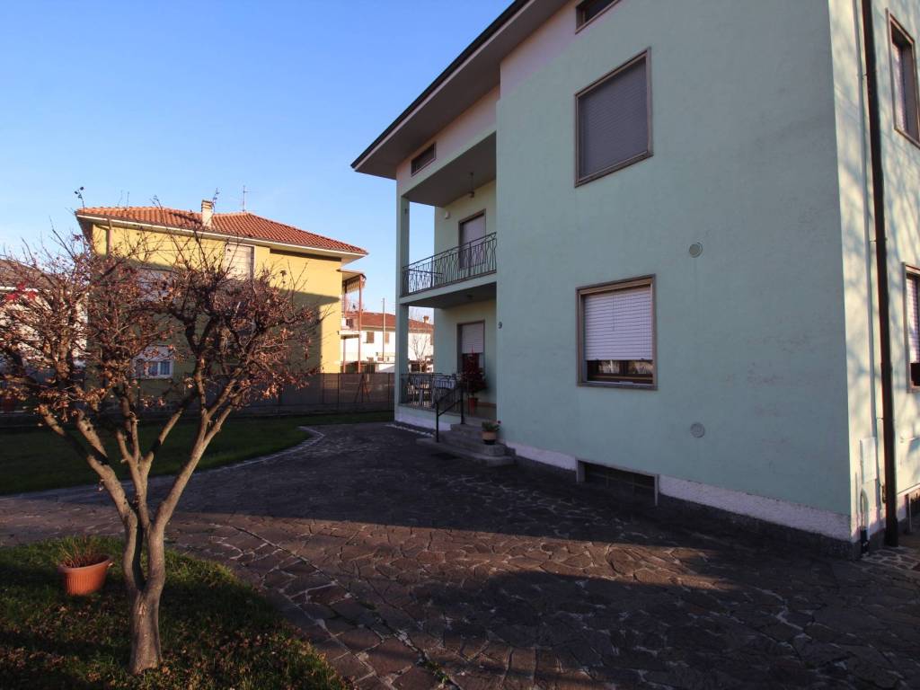 appartamento in vendita a Ponte San Pietro in zona Locate