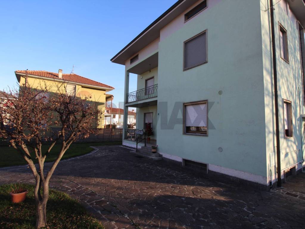 casa indipendente in vendita a Ponte San Pietro in zona Locate