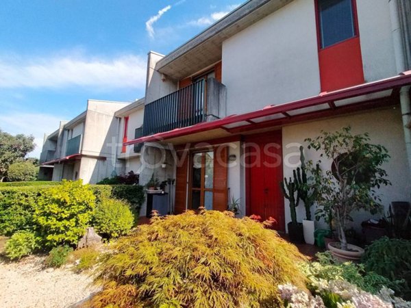 casa indipendente in vendita a Ponte San Pietro in zona Locate