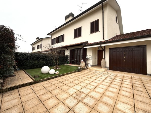 casa indipendente in vendita a Ponte San Pietro in zona Locate