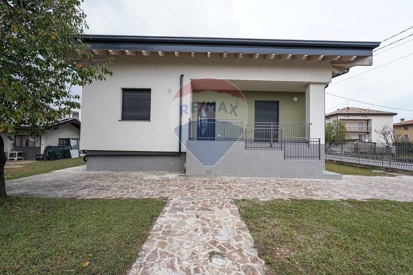 casa indipendente in vendita a Ponte San Pietro in zona Locate