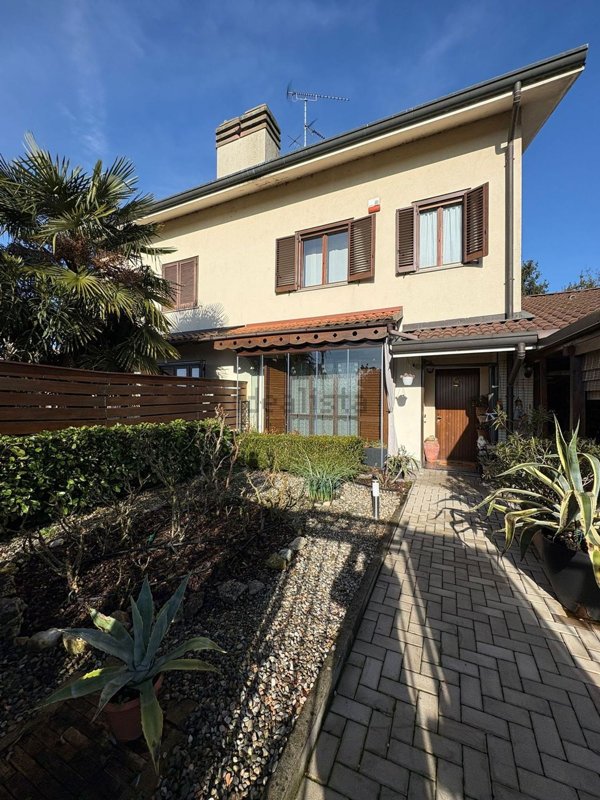 casa indipendente in vendita a Ponte San Pietro in zona Locate