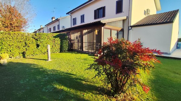 casa indipendente in vendita a Ponte San Pietro in zona Locate