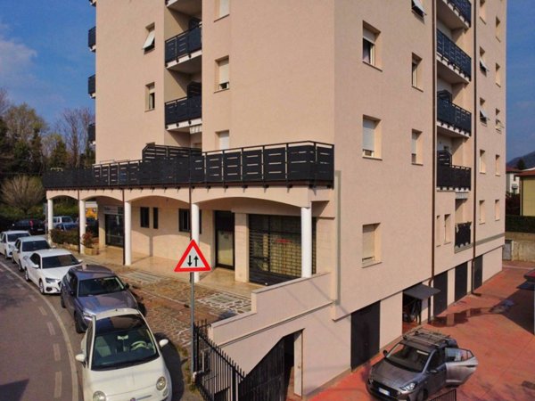 negozio in vendita a Ponte San Pietro