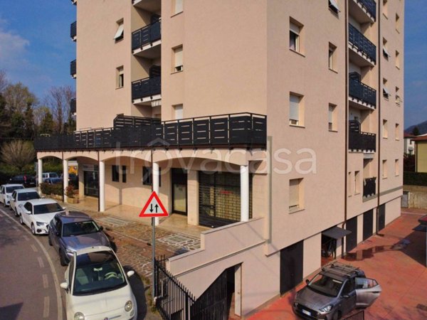 negozio in vendita a Ponte San Pietro