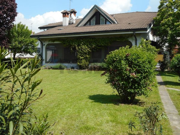 casa indipendente in vendita a Ponte San Pietro in zona Locate