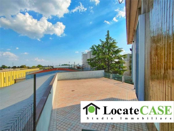 capannone in vendita a Ponte San Pietro in zona Locate